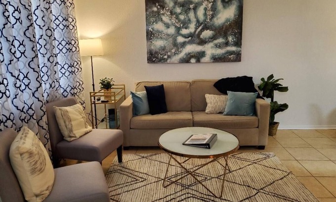 Riverside Condo | Prime Condo Retreat with Pool Near Downtown Austin