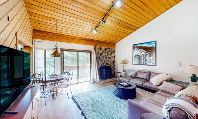 Lakeshore Condo | Cozy Condo by the Lake with Pool, Spa & Hot Tub Access