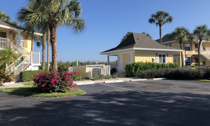 Hammock Bay Condo | Cozy Condo by Gorgeous Lake with Pool & Breakfast