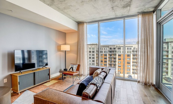 Rainey Street Historic District Condo | Stylish Condo on Rainey Street with Lake View & Pool