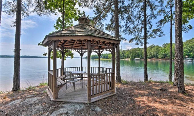 Salem Apartment | Lake Keowee Condo with Resort Amenities and Pool Access