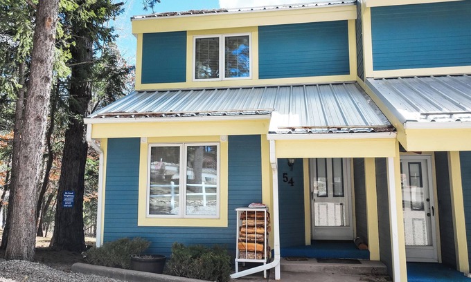 Cloudcroft House | Golf Course Condo with Breakfast & Family-Friendly Perks