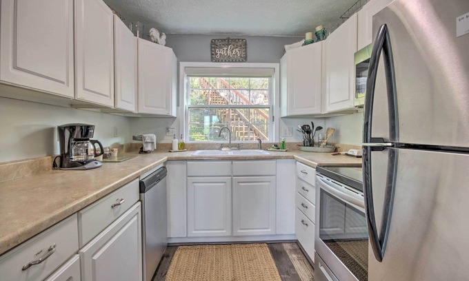 Holiday Island Apartment | Pet-Friendly Condo Near Golf & Lake for Your Perfect Getaway