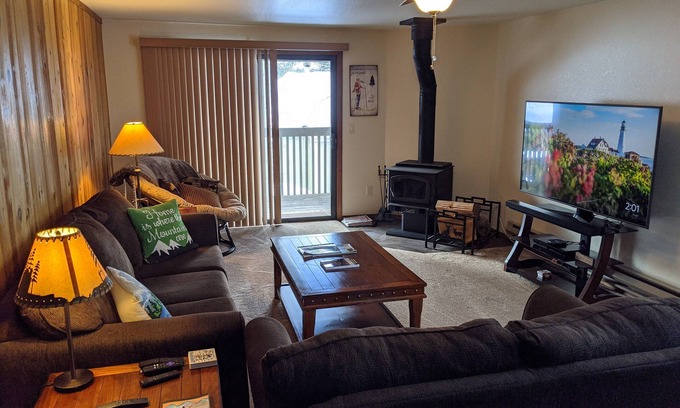 McCall Condo | Beachside Condo with Pool, Steps from Davis Beach & Park