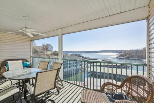 Lake Ozark Apartment | Relaxing Lake Ozark Condo with Screened Balcony & Pool