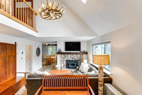 North Woodstock Apartment | Cozy Condo with Deck and Grill Near Loon Mountain