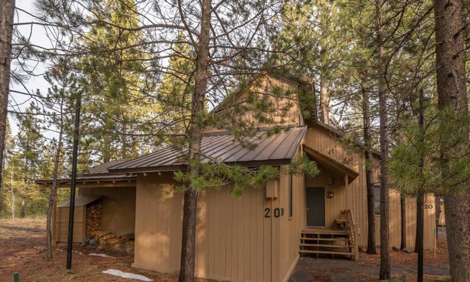 Sunriver House | Cozy Cluster Cabin 20 - Family-Friendly Sunriver Retreat