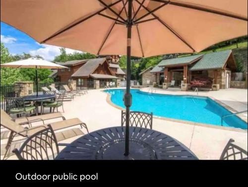 Pigeon Forge Apartment | Condo with pool near Dollywood
