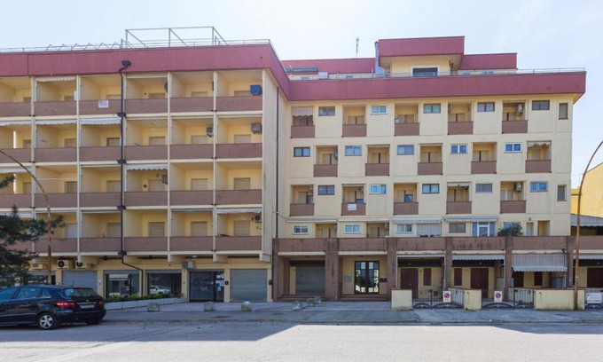 Lido degli Estensi Apartment | Modern Condominio: Pet-Friendly Stay with Breakfast Included