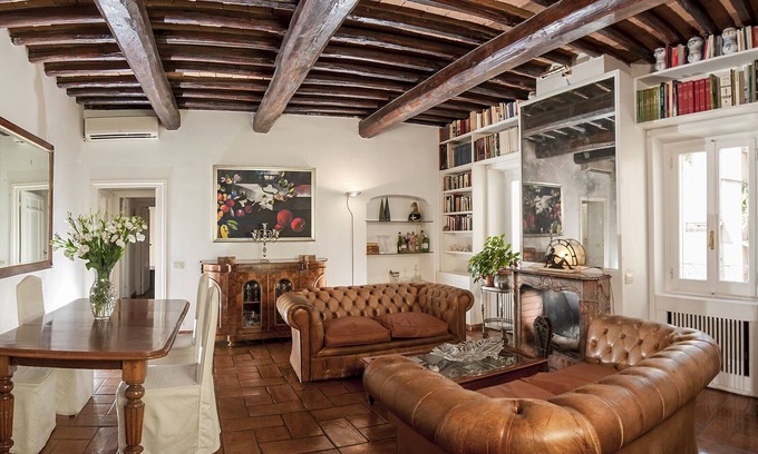Rione III Colonna Apartment | Top-Rated Condotti 21 Apartment with Breakfast & Hot Tub