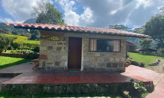 San Antonio del Tequendama House | Cozy Cabin for Romantic Getaways with Pool & Pet-Friendly