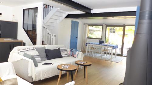 Ploeren House | Cozy Oceanfront Retreat with Fireplace & Breakfast for 6
