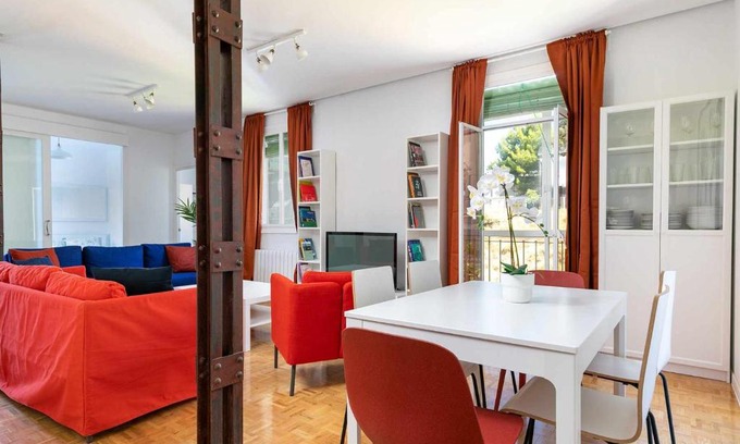 Jeronimos Apartment | Cozy 4-Star Retreat: Family & Pet-Friendly in Retiro Atocha