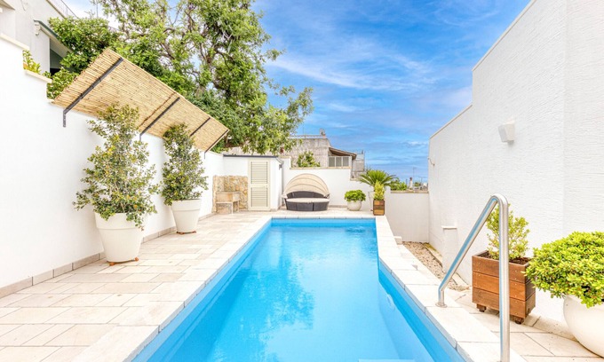 Castro Marina Villa | Confortable pool house in town, 3 min walk to sea