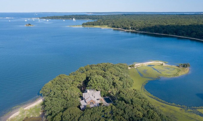 Coecles Harbor House | Relax at Congdon's Point with Pool and Spa Amenities