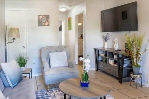 South Arlington Apartment | Congeniality and Comfort. All the essentials with class, 2 nights? 2 weeks? Stay, relax, work, or go out for fun.