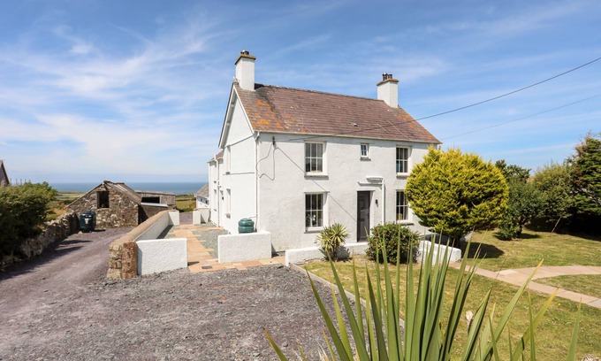 Garn Fadryn House | Pet-Friendly Luxury Cottage with Ocean Views in Aberdaron