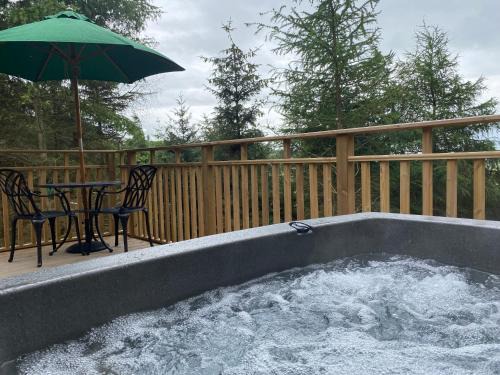 Cupar Apartment | Relaxing Conker Lodge with Hot Tub and Family-Friendly Amenities