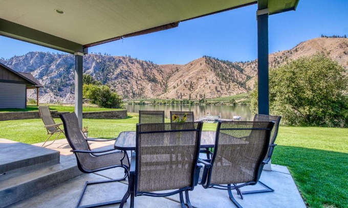 Orondo House | Connect with the Columbia: Oceanfront Family Retreat
