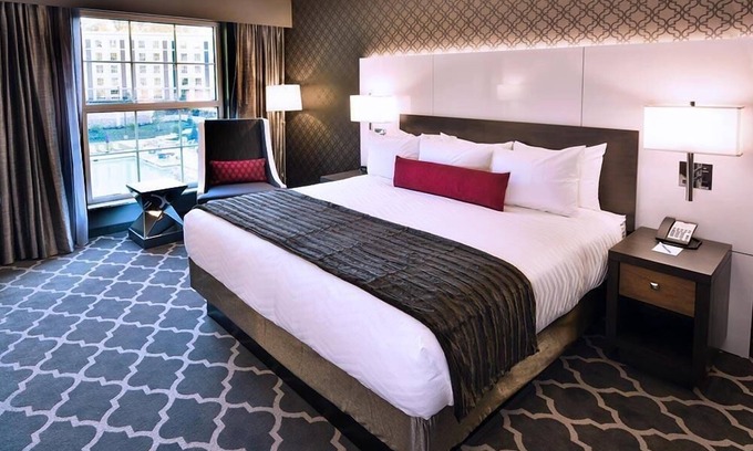 Whitehaven Hotel | Relaxing King Courtyard with Pool, Dining & Gym Access