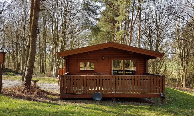 Louth Cabin | Cozy Connie Cottage: Log Cabin Retreat in Kenwick Park