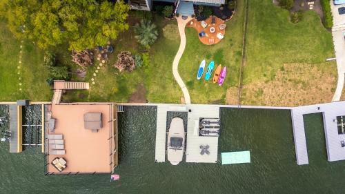 Montgomery Ski Chalet | Discover The Lakefront Cottage: Pool, Hot Tub & Breakfast