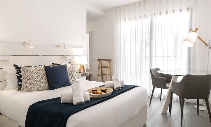 Consolacao Apartment | Top-Rated Consolação & Supertubos Beach House Getaway