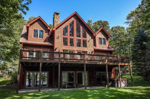 Waterfront Greens House | Cozy Retreat at Constantly Cozy with Hot Tub & Kitchen
