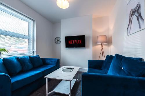 Southampton House | Family-Friendly Retreat: Sleeps 8 with Ample Parking