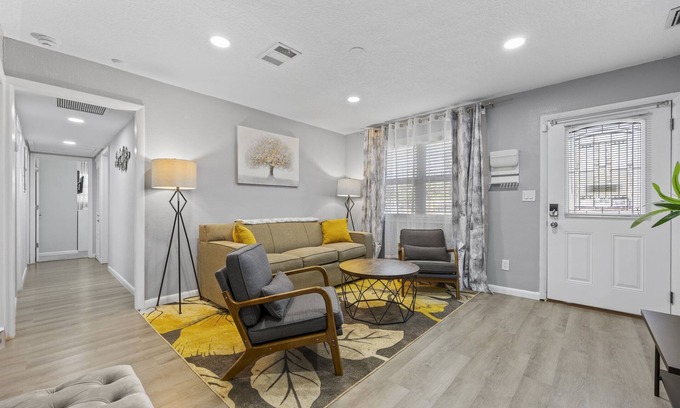 Cedar Hills House | Family-Friendly Hotel with Pet Perks Near NAS Jax