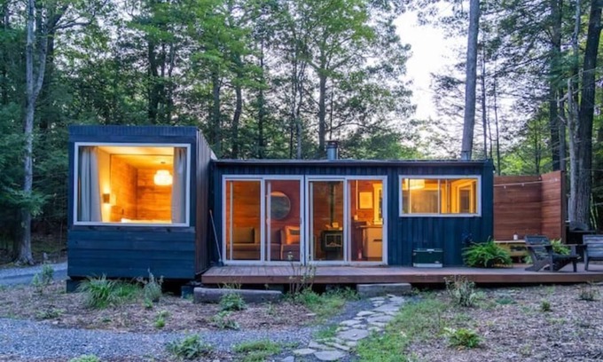 Saugerties Cabin | Relaxing Container Cabin in the Catskills with Spa & Pets