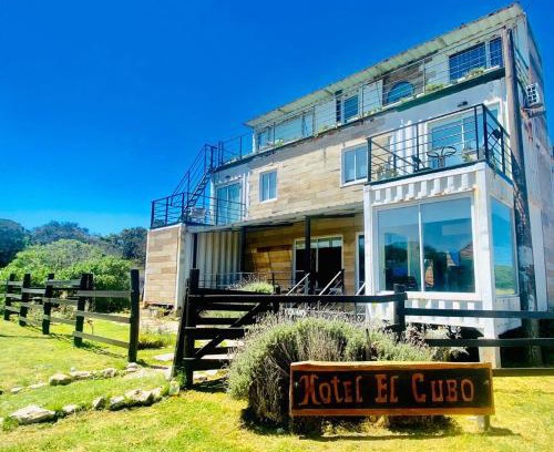 Quequen Hotel | Oceanfront Bliss at Container Cubo Hotel with Breakfast