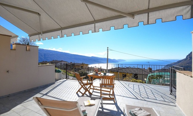 Gardola Apartment | Conte Hotel: Balcony Retreat with Breathtaking Lake Views