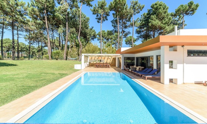 Charneca de Caparica e Sobreda Villa | Modern Villa with Pool and Ocean Views Near Beautiful Beaches