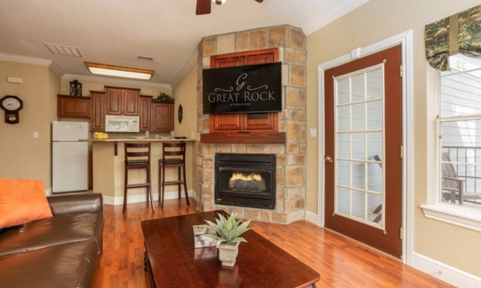 Branson Hotel | Guest Rated 10/10: Modern 1BR Gem in Great Rock Sanctuary