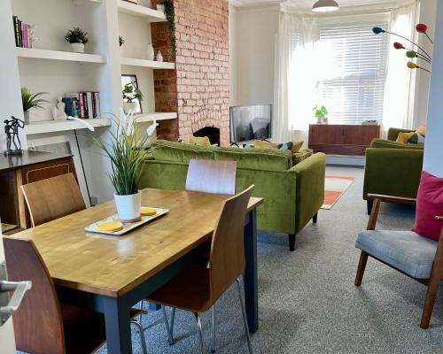 Kimberley House | Modern 2 Bedroom Victorian Townhouse - Pet & Child Friendly