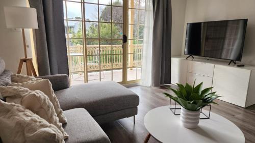 Manuka House | Modern 2BR Apartment with Pool and Free Parking