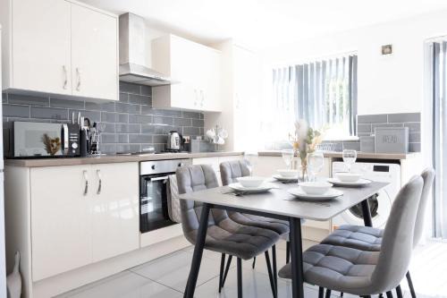 Leigh House | Prime Location with Free Parking for Contractors & Leisure