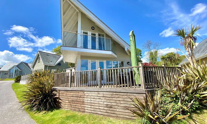 St Austell Cottage | Modern Family Villa with Private Deck & Pet-Friendly Options
