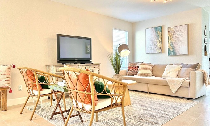 Wetmore House | Trendy 4-Bed Home Near ATT Center & Downtown - Rated 10/10