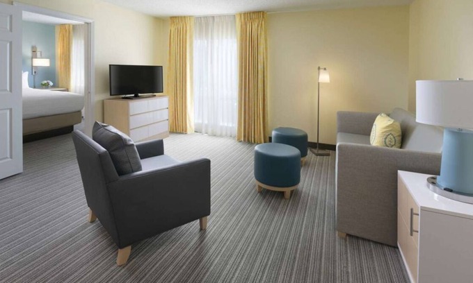 Houston House | Contemporary Accommodation! Outdoor Pool, FREE Parking, Pet-Friendly Property!