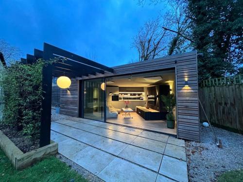 Woodstock Apartment | Guest Rated: 10/10 at Contemporary Annex Hotel