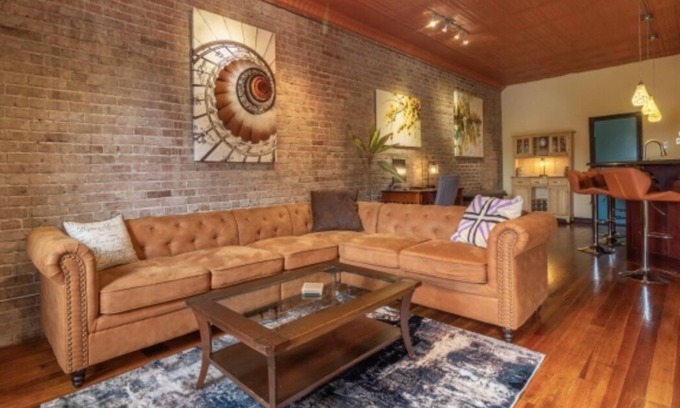Neosho Apartment | Exceptional Apartment on the Square with Family-Friendly Amenities