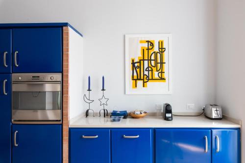 Quartieri Spagnoli Apartment | Artistic Retreat for Families: Contemporary Art Home