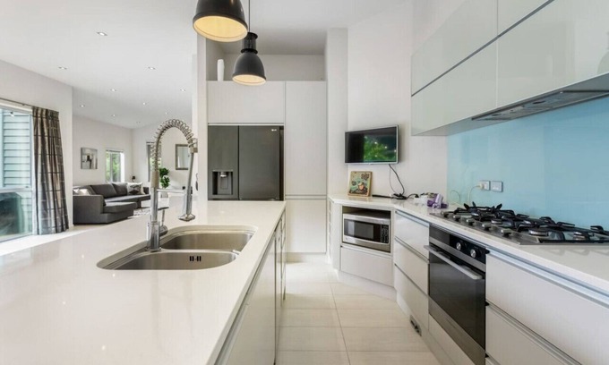 Browns Bay House | Contemporary Browns Bay Haven: Spa & Family-Friendly Retreat