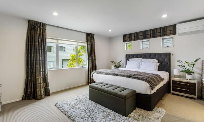 Browns Bay House | Modern Browns Bay Haven with Inviting Patio & Hot Tub