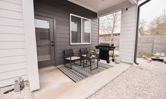 South Manchaca Condo | Guest Rated 10/10: Contemporary Casa Casey with Lake View