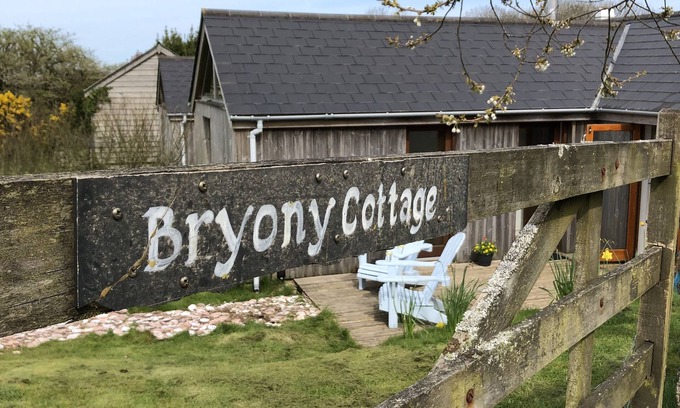Penryn Cottage | Cozy Cottage for Two with Ocean Views near Falmouth