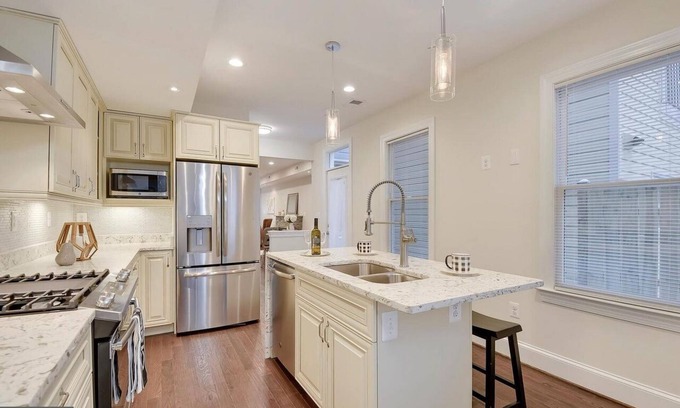 Old Town West House | Cozy & Convenient Getaway in Historic Old Town Alexandria