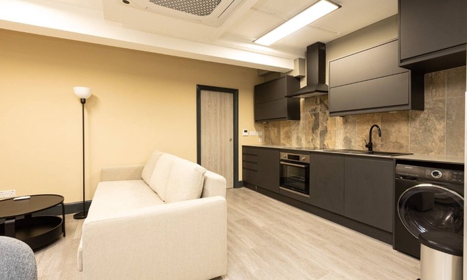 Bunhill Apartment | Modern City Flat with Spa and Hot Tub Amenities